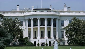 cnn,-politico-e-ms-now-per-ora-restano-fuori-dalla-casa-bianca:-si-attende-decisione-del-giudice